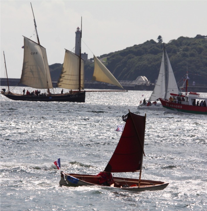 On voit que le mât de Didier cintre pour saluer une risée, et qu'il y a tout de même un bon clapot dans l'avant-port. C'est la bisquine "LaCancalaise" qui passe à l'arrière-plan. 