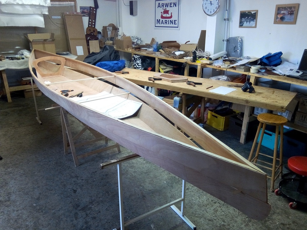 J'ai cousu ensemble les deux extr&eacute;mit&eacute;s des panneaux lat&eacute;raux et ins&eacute;r&eacute; une barre d'&eacute;cartement au bau maximum, et j'ai aussi coup&eacute; les extr&eacute;mit&eacute;s des serres bauqui&egrave;res sur l'axe de la coque. J'ai ensuite pos&eacute; cet ensemble sur la partie basse de la coque d&eacute;j&agrave; cousue. 