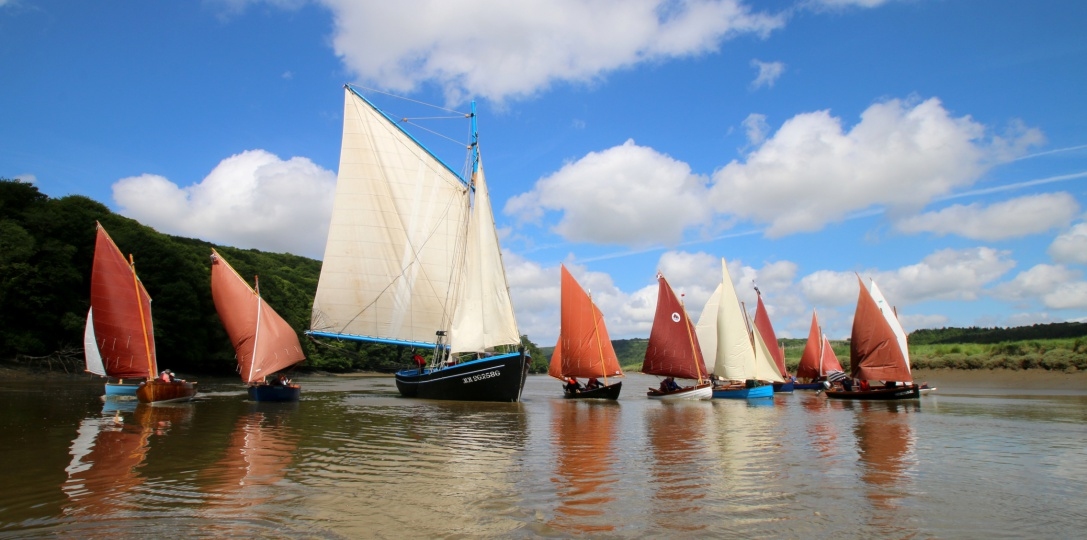 Puisqu'on parle de navigation, allez donc jeter un oeil aux photos de la Route du Sable 2015, onzi&egrave;me &eacute;dition de cette tr&egrave;s sympathique manifestation annuelle. Comme &agrave; son habitude, Ronan a fait de superbes images de cette remont&eacute;e de l'Aulne maritime, qui a rassembl&eacute; plus de 70 bateaux cette ann&eacute;e. Je n'ai pas pu y &ecirc;tre cette fois-ci, mais j'y serai en 2016, les 18 et 19 juin ! 