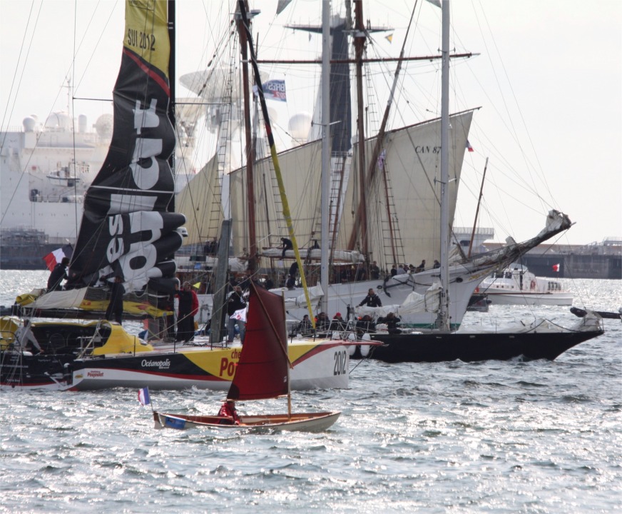 Cette photo de Ronan est amusante par le téléscopage des époques et des genres : derrière le Skerry de Didier on a tout d'abord le 60 pieds open de Bernard Stamm pour le prochain Vendée Globe, puis l'avant à guibre caractéristique de Pen Duick III, puis l'Etoile ou la Belle-poule (c'est Ronan qui gagne le T-shirt Arwen Marine : "c'est la Belle-Poule qui a les deux extrémités de mâts en blanc. L'Etoile n'en a qu'un seul"), derrière encore, la Cancalaise, puis plusieurs bâtiment de la Marine Nationale en arrière-plan... 