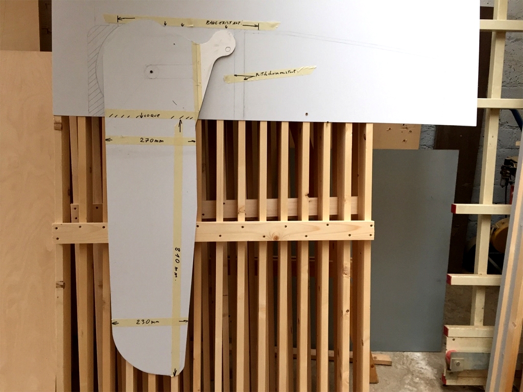 Et voici le trac&eacute; du futur puits, qui doit venir prendre place sous le banc central d'Anouket, qui est 2 cm plus haut que celui du Skerry standard. Ludo a plac&eacute; le pivot au centre de la zone d'appui de la d&eacute;rive dans le puits. 