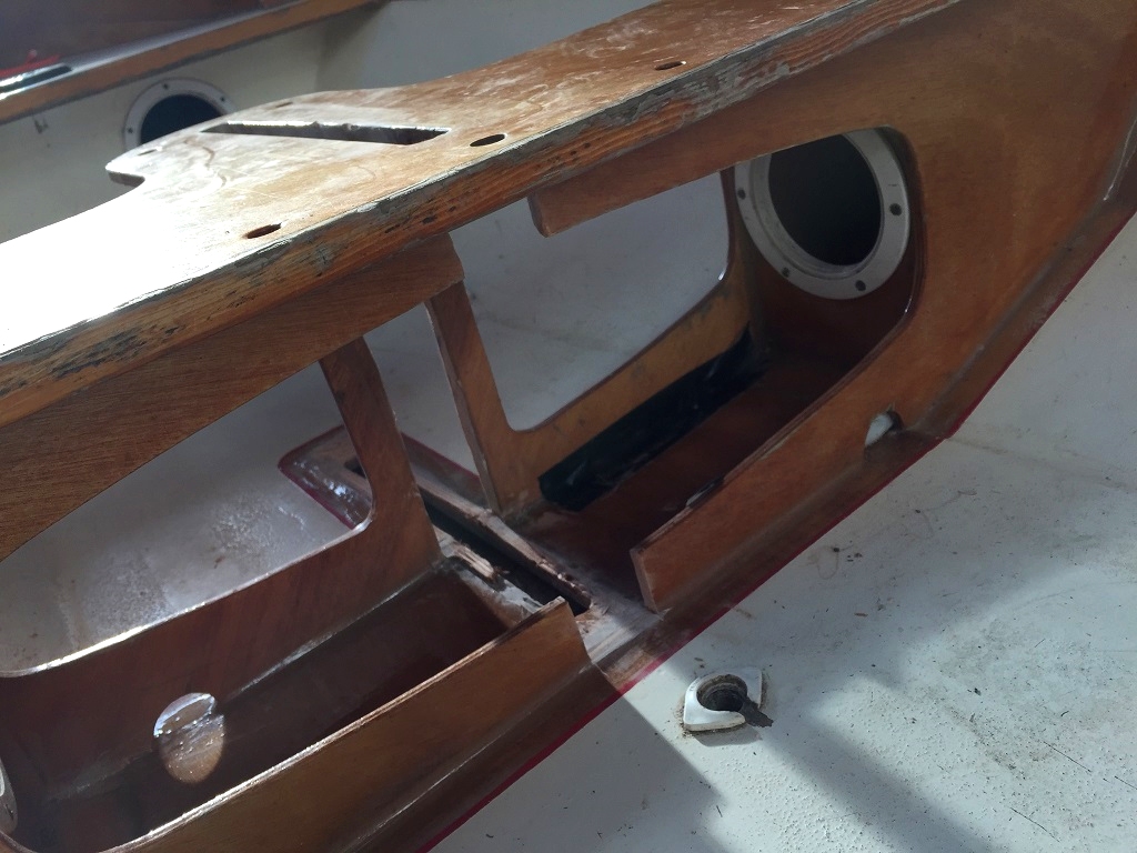 Ludo a pass&eacute; un moment int&eacute;ressant &agrave; d&eacute;couper les joints de fixation de l'ancien puits de d&eacute;rive &agrave; la scie affleurante, sans ab&icirc;mer la sole, la cloison ou le si&egrave;ge... Notez que le nable visible au premier plan va devoir disparaitre. 