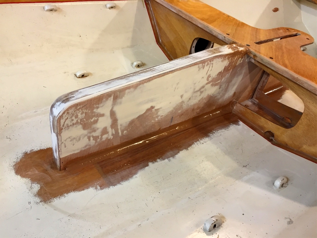 Et voil&agrave; le nouveau puits de d&eacute;rive en place. Le gros joint-cong&eacute; qui le fixe sur la sole d'Anouket est interrompu sur l'arri&egrave;re du puits car Ludo va ajouter une pi&egrave;ce verticale en renfort. 