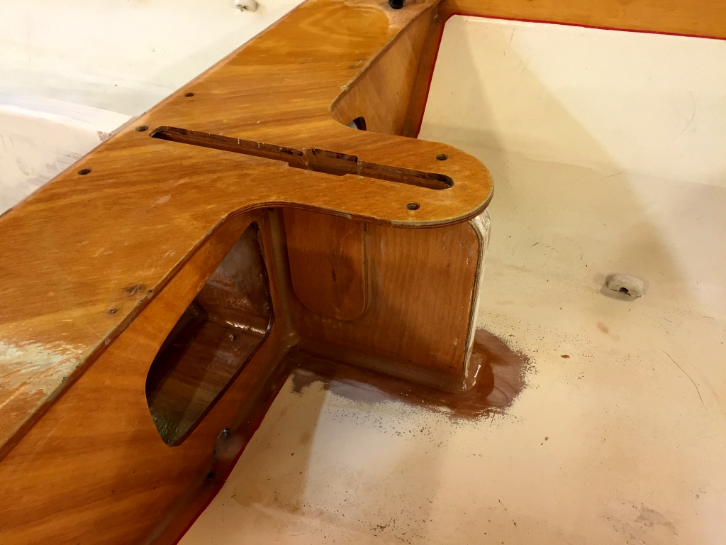 Gros plan sur l'avant du puits, avec les pi&egrave;ces qui ferment les gorges du pivot. 