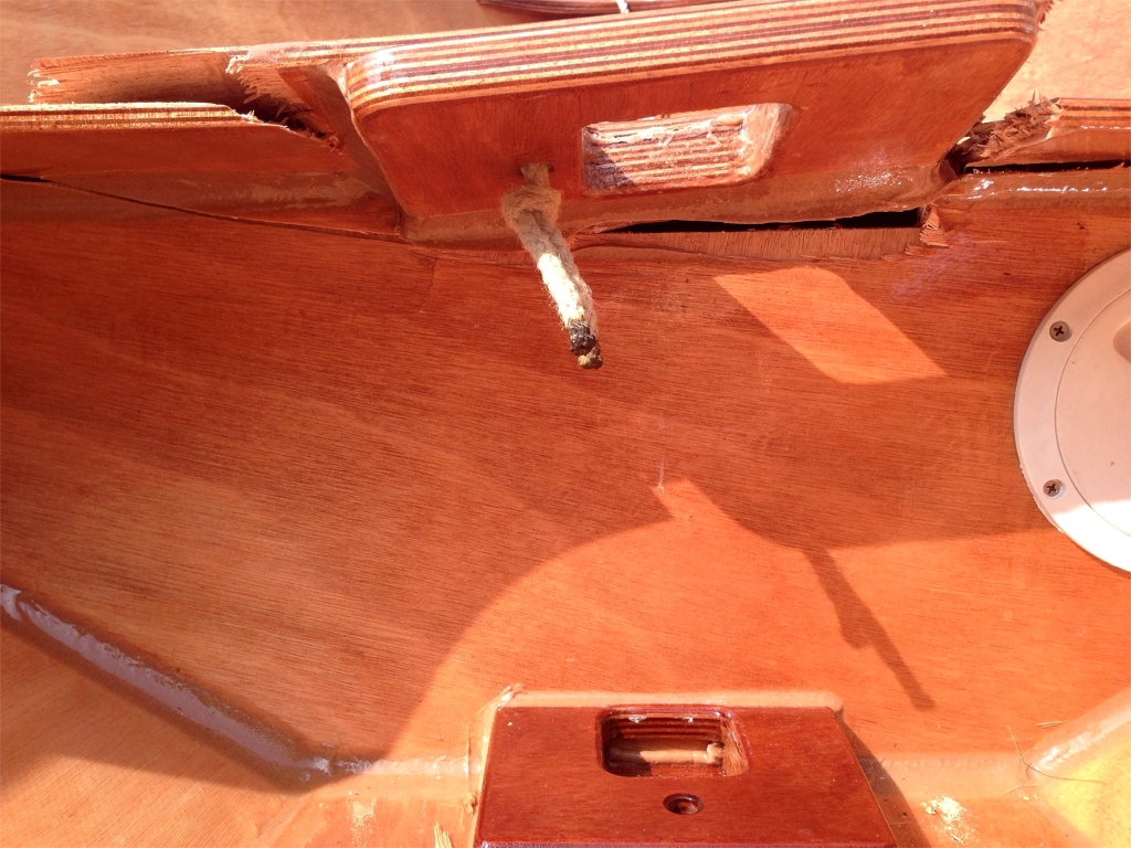 Cette vue du dessous de l'&eacute;tambrai montre que l'effort a d'abord cass&eacute; le joint-cong&eacute; entre la cloison et le dessous de l'&eacute;tambrai avant de soulever suffisamment l'&eacute;tambrai pour casser le si&egrave;ge sur les cot&eacute;s du renfort coll&eacute; sous celui-ci. 