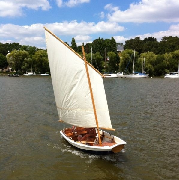 Et voici une photo du PassageMaker Dinghy de Patrick sous voile, et Patrick me dit que son bateau r&eacute;pond mal &agrave; la barre et qu'il est mou. J'en suis surpris car mes essais de celui que j'avais construit pour Alain, gr&eacute;&eacute; de la m&ecirc;me fa&ccedil;on, m'avaient laiss&eacute; l'impression d'un bateau au comportement sain. A suivre, notamment avec Emmanuel, qui termine actuellement le sien, &eacute;galement gr&eacute;&eacute; en misainier au tiers. 