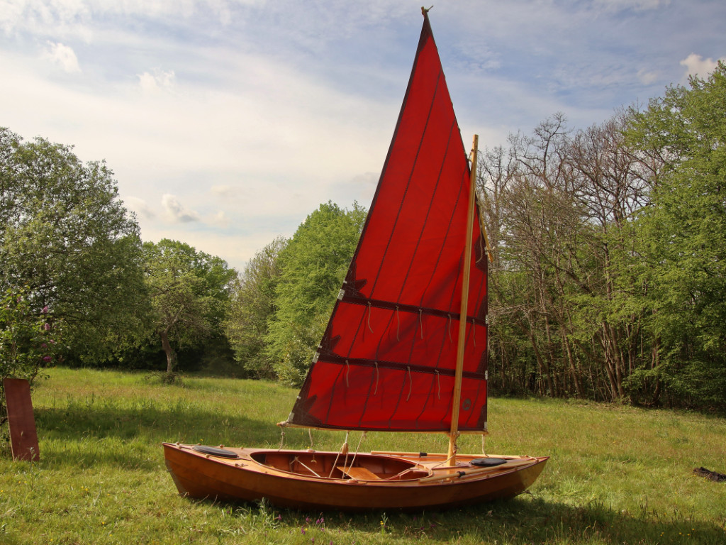 Marc m'envoie de Dordogne une photo de la première navigation sur prairie de son superbe Skerry Raid (N°5 de la série en France) !