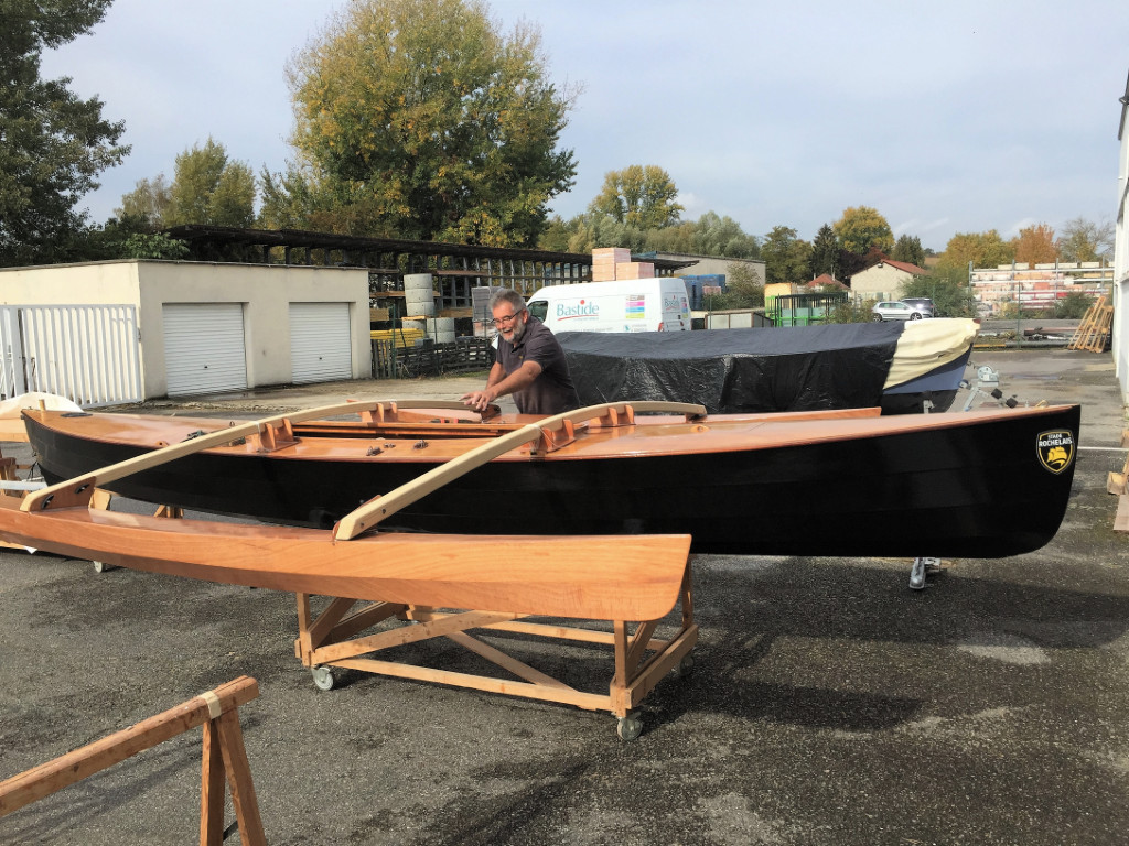 Addition de flotteurs afin d'augmenter la stabilit&eacute; sous voile. 