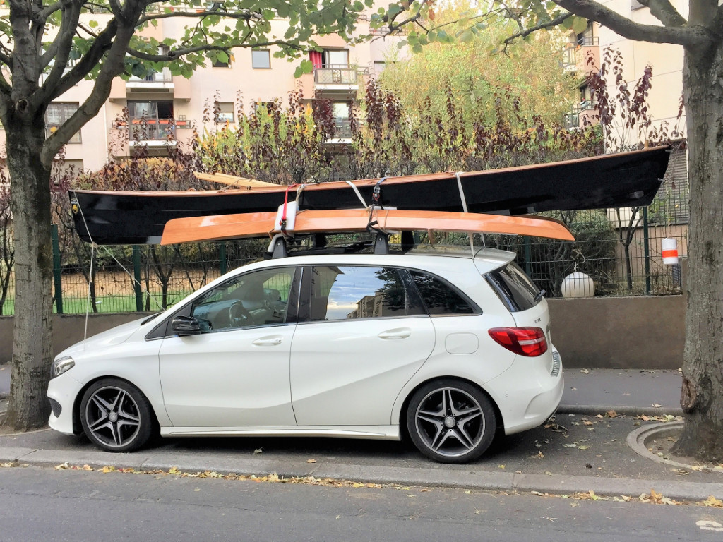 Tous les &eacute;l&eacute;ments tiennent sur le toit d'une voiture.