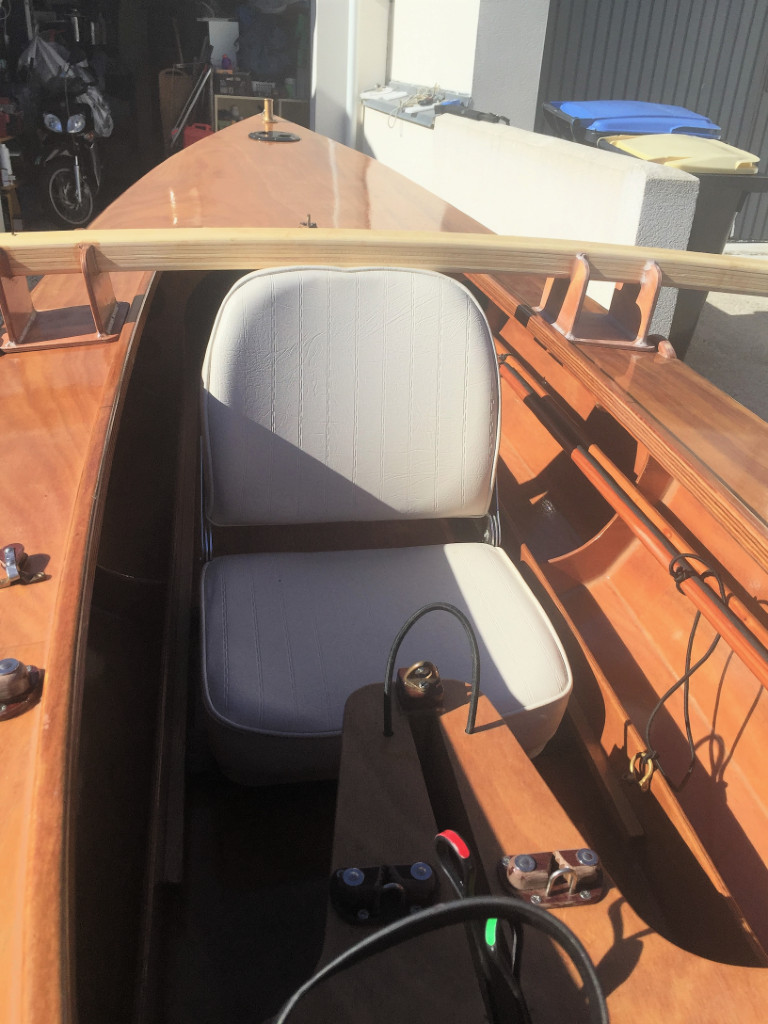 Les tirettes verte et rouge permettent de passer de marche avant &agrave; marche arri&egrave;re et vice-versa.