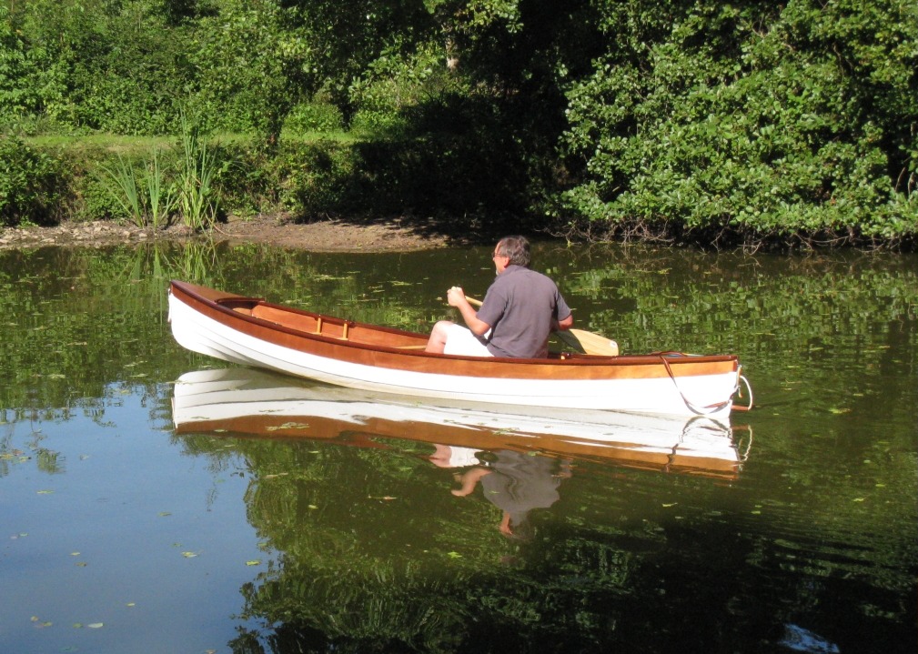 Guy m'envoie les deux images suivantes du magnifique Sassafras 16 qu'il a termin&eacute; de construire &agrave; partir d'un kit cet &eacute;t&eacute;. 