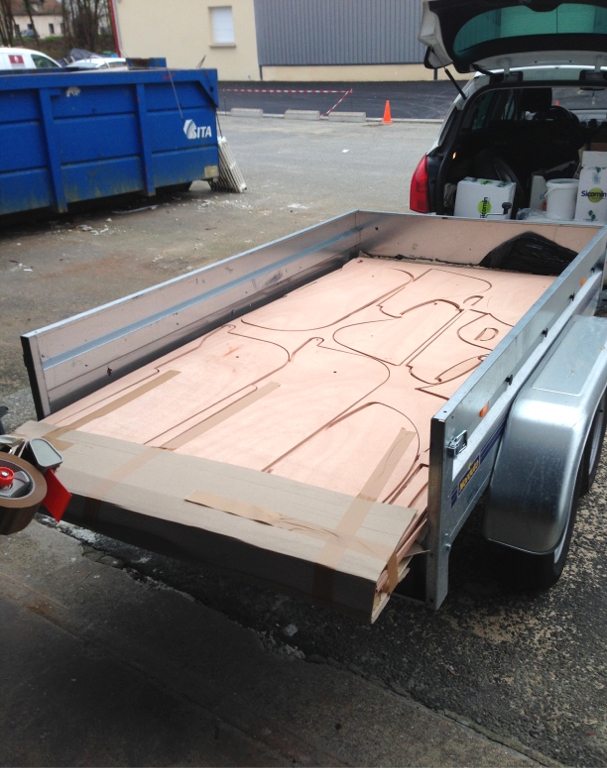 Ce 23 décembre 2014, Hervé vient enlever son kit à Clairoix. Nous venons de le poser dans la remorque et il nous reste encore à l'amarrer et le couvrir. 