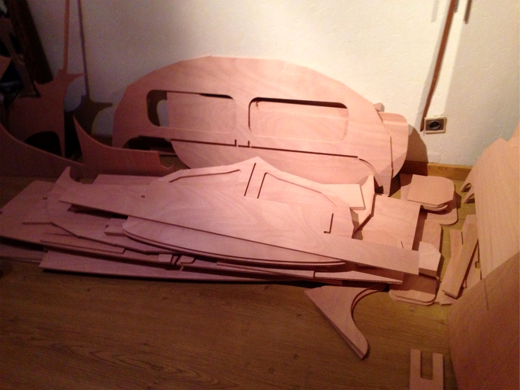 D&egrave;s l'arriv&eacute;e &agrave; la maison, Herv&eacute; s&eacute;pare toutes les pi&egrave;ces des feuilles de contreplaqu&eacute; auxquelles elles sont encore attach&eacute;es par des "ponts", comme les pi&egrave;ces des maquettes Heller ou Airfix de nos jeunes ann&eacute;es. 