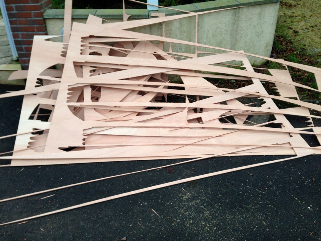 Et voil&agrave; ce qui reste &agrave; l'issue de l'identification et de l'extration des pi&egrave;ces. Contrairement &agrave; celui du Silmaril, les pi&egrave;ces de nos kits d'origine CLC sont d&eacute;j&agrave; extraites des feuilles de contreplaqu&eacute; et identifi&eacute;es par des &eacute;tiquettes autocollantes, puis emball&eacute;es dans des cartons pour l'exp&eacute;dition. 