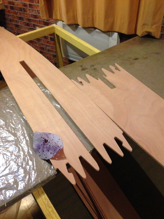 Herv&eacute; a n&eacute;goci&eacute; avec son &eacute;pouse un bail d'utilisation du salon familial pendant la p&eacute;riode des f&ecirc;tes de fin d'ann&eacute;e, apr&egrave;s quoi le bateau doit rejoindre un abri de jardin, euh, justement dans le jardin ! Herv&eacute; met donc les bouch&eacute;es doubles pour que son Silmaril soit d&eacute;pla&ccedil;able &agrave; l'issue de cette premi&egrave;re p&eacute;riode de travail. 