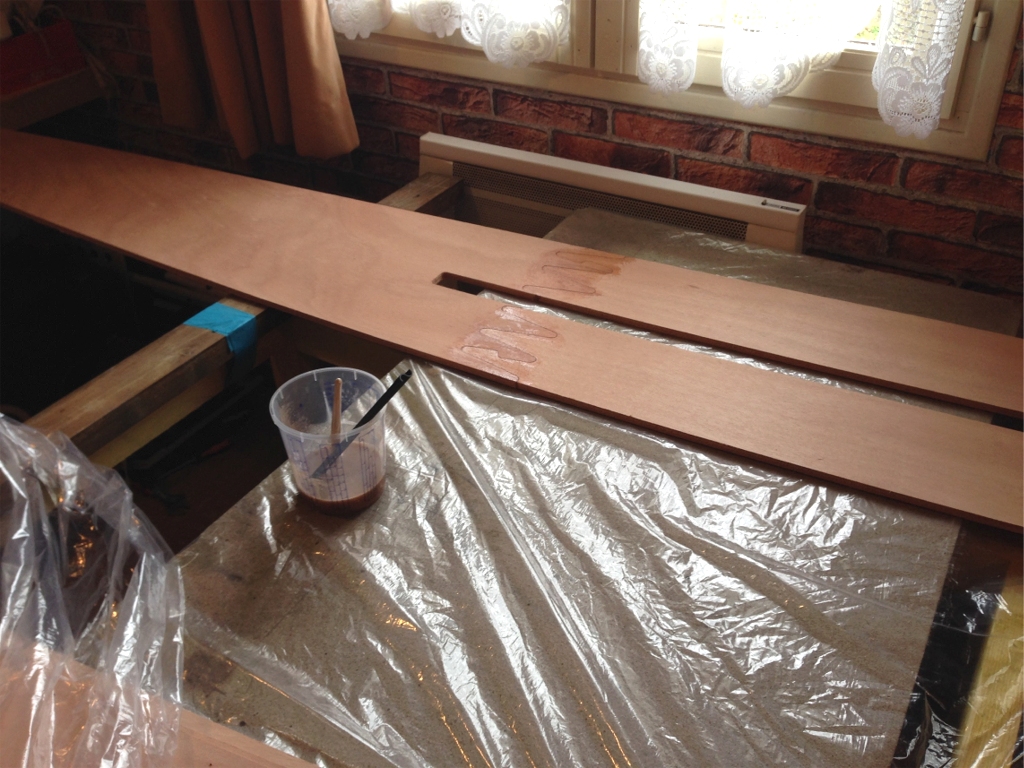 Collage du joint-puzzle des deux moiti&eacute;s de la sole, dans laquelle l'ouverture du puits de d&eacute;rive est pr&eacute;- d&eacute;coup&eacute;e. 