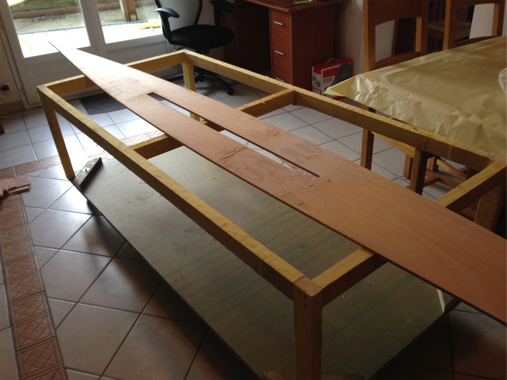 Voici la sole pos&eacute;e sur le chariot de construction qu'Herv&eacute; avait pr&eacute;alablement construit afin de pouvoir facilement d&eacute;placer le bateau au cours de sa construction.