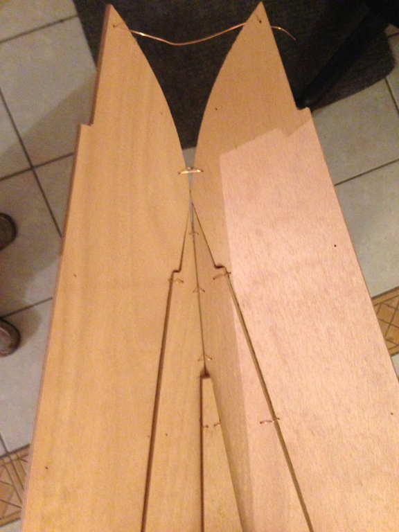 Herv&eacute; s'appr&ecirc;te &agrave; suturer ensemble les extr&eacute;mit&eacute;s des virures 2. Les encoches permettent de faire la transition du franc-bord de la ligne d'&eacute;trave au recouvrement des clins coll&eacute;s. 