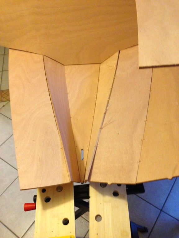 La poupe avant la pose du tableau. On voit bien comment la sole et les deux premi&egrave;res virures se rejoignent pour former "l'aileron-boite". 