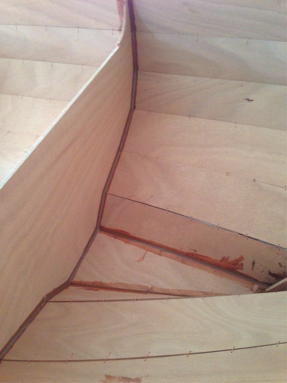 Herv&eacute; a d&eacute;pos&eacute; le pontage arri&egrave;re et fait le premier collage : les joints du tableau et des deux cloisons des extr&eacute;mit&eacute;s sont faits, de m&ecirc;me que ceux de l'&eacute;trave (invisible ici) et de la sole avec les virures 1. 