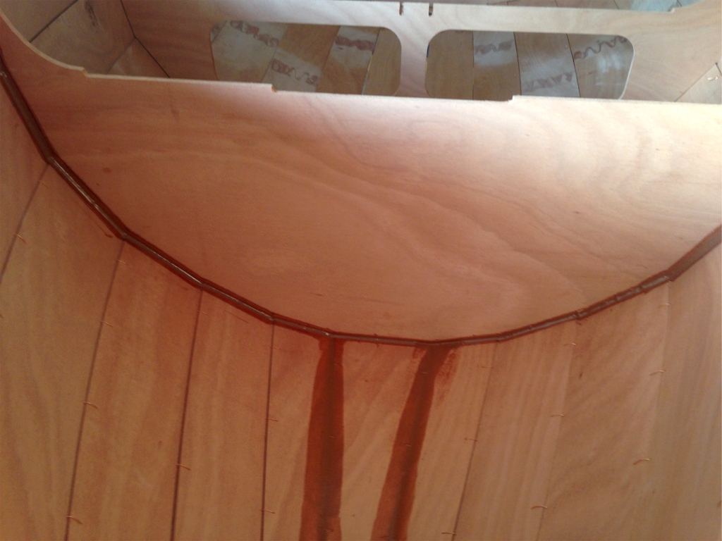 Les joints autour de la cloison du compartiment avant. 