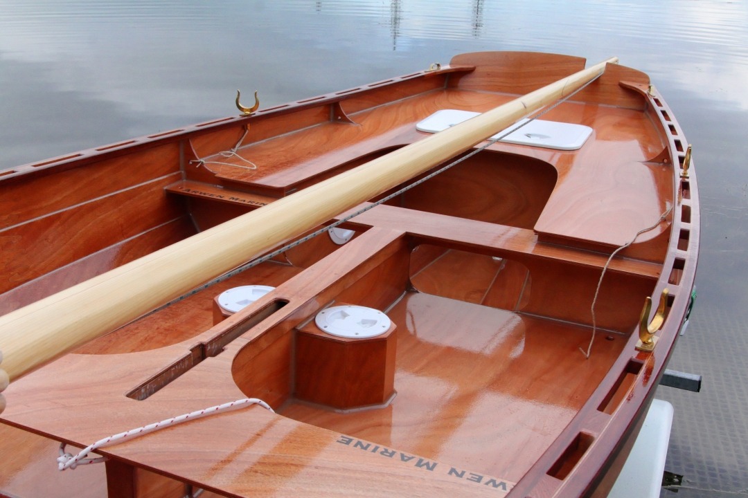 Cette vue de l'int&eacute;rieur montre les trappes d'acc&egrave;s aux nables des ballasts sur leur schnorkels jumeaux. Les r&eacute;servoirs ne vont m&ecirc;me pas jusqu'&agrave; la moiti&eacute; de la largeur de la plateforme : on pourrait facilement augmenter leur capacit&eacute; jusqu'&agrave; 160 litres en utilisant tout le volume. 