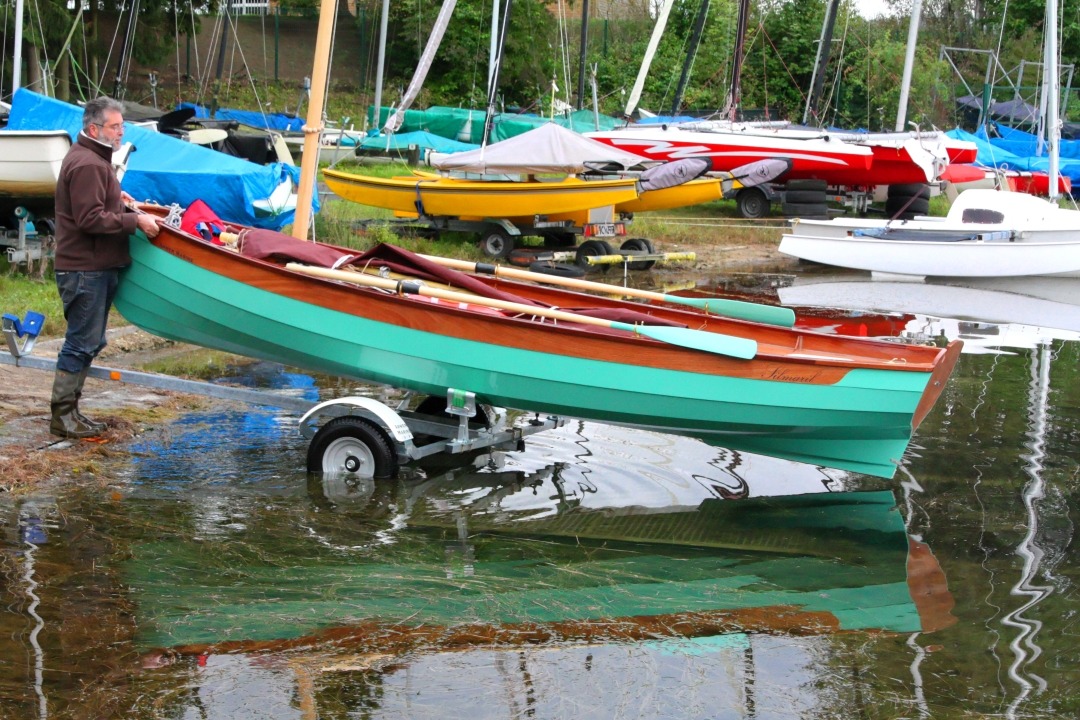 Je soul&egrave;ve l'avant de Silmaril et le pousse vers l'arri&egrave;re en le faisant glisser sur la sangle qui est son seul support avec le "V" de l'avant sur cette remorque toute simple. 