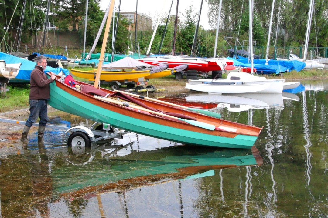 Je pose l'arri&egrave;re dans l'eau sur laquelle il s'appuie (il flotte, quoi) et je continue &agrave; glisser. Le poids total de Silmaril avec son armement pour naviguer est de 115 kg (dont 98 kg pour la coque seule). Avec le ballast on va ajouter 100 kg, et ensuite il y aura encore le poids de l'&eacute;quipage. 