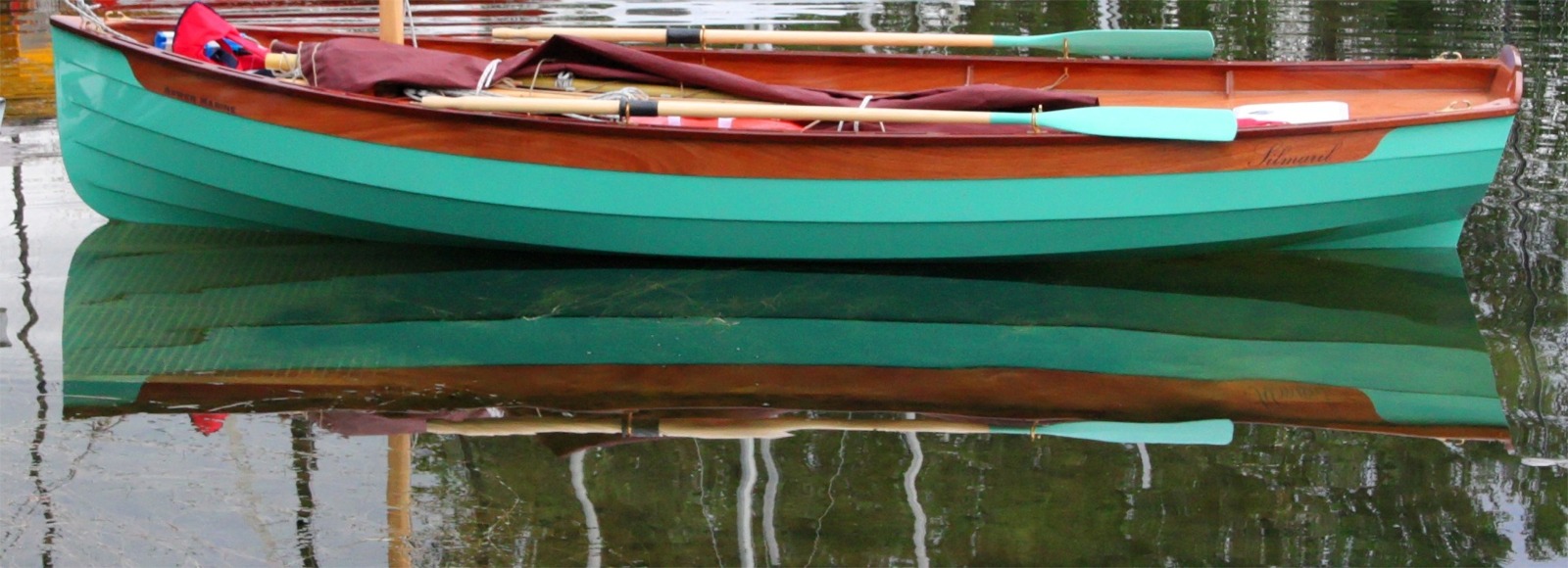 On voit que le seul poids de la voile r&eacute;ussit &agrave; faire g&icirc;ter Silmaril l&eacute;g&eacute;rement. Sa flottaison est dessin&eacute;e pour un d&eacute;placement de 404 kg en charge, et il n'en p&egrave;se donc pour l'instant que 115 &agrave; peu pr&egrave;s (98 kg de coque et 17 kg de bazar mobile : d&eacute;rive, gouvernail, gr&eacute;ement, avirons et mat&eacute;riel de s&eacute;curit&eacute;).