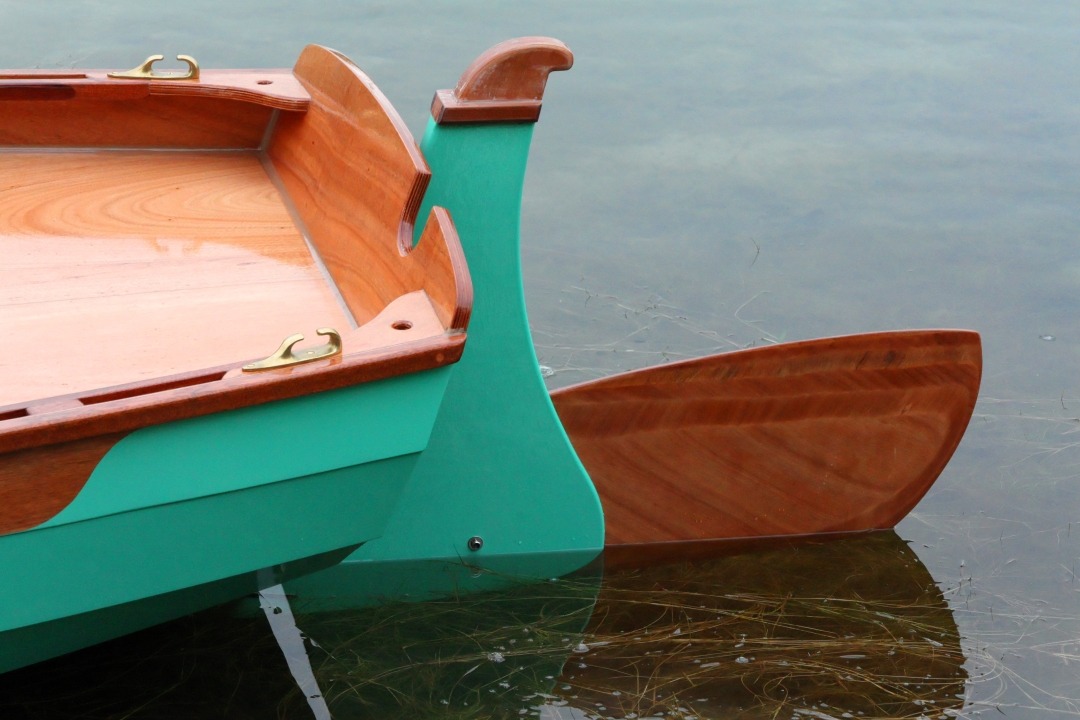 Vue de la poupe avec le gouvernail dont la t&ecirc;te n'est pas encore vernie. L'ergot sur l'arri&egrave;re n'a pas de fonction esth&eacute;tique (enfin pas prioritaire), son r&ocirc;le est de bloquer la barre lorsqu'elle est en position. 