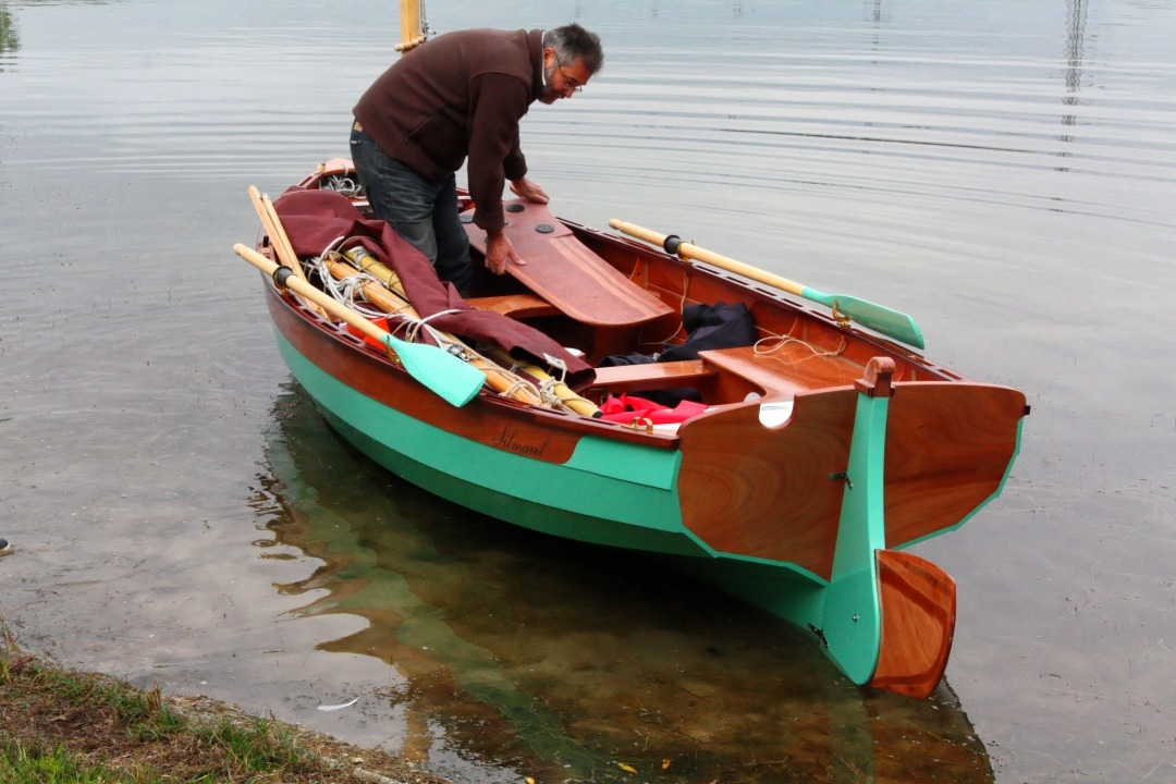 Je suis mont&eacute; &agrave; bord (enfin !) et je m'appr&ecirc;te &agrave; installer la d&eacute;rive dans son puits : on l'ins&egrave;re verticalement dans le puits et on peut ensuite la faire pivoter gr&acirc;ce aux deux "pastilles" fix&eacute;es de part et d'autre qui coulissent dans les rails lat&eacute;raux du puits lors de l'installation, mais qui restent fixes ensuite. J'ai ajout&eacute; 4 tampons de caoutchouc sur chaque face de la t&ecirc;te afin de mieux caler cette d&eacute;rive un peu fine pour le puits. 