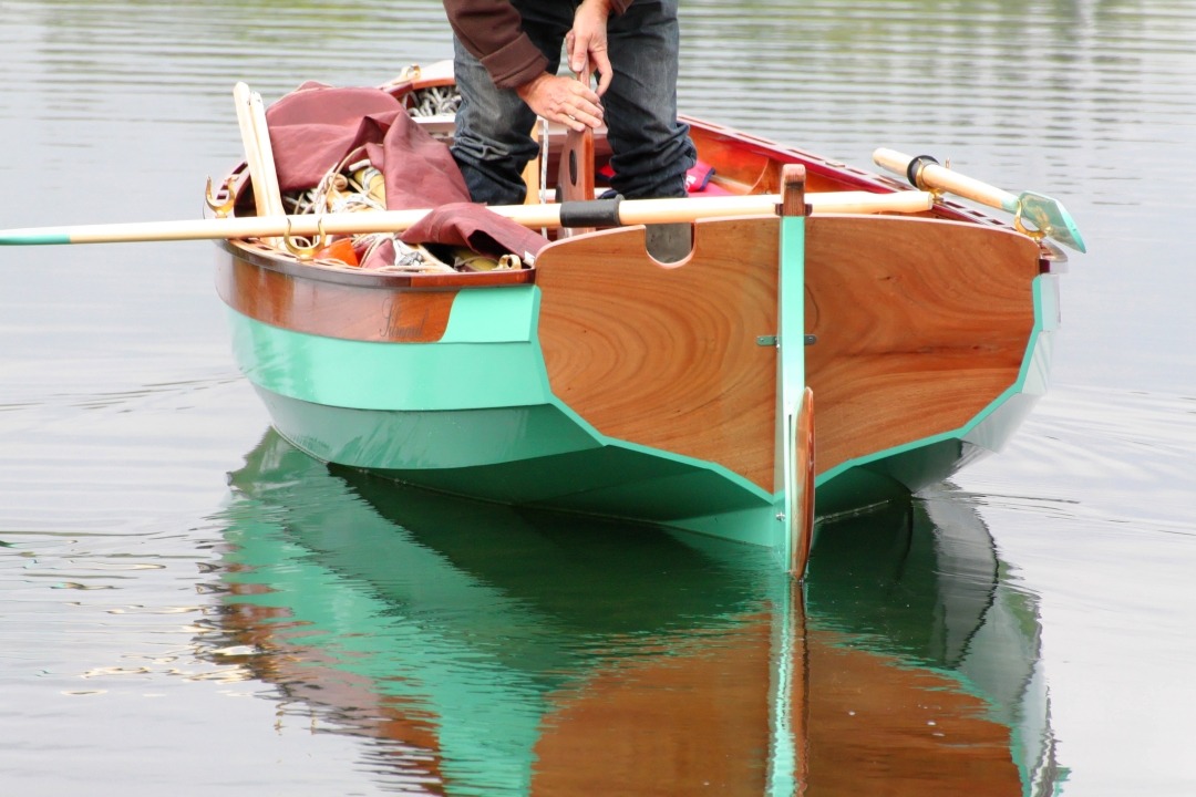 Magnifique vue de la poupe l&eacute;g&egrave;rement soulev&eacute;e, car le ballast n'est pas encore rempli et mon poids est relativement avanc&eacute; autour de l'avant du puits de d&eacute;rive. On est &agrave; peu pr&egrave;s &agrave; la moiti&eacute; du d&eacute;placement en charge &agrave; ce point, ce qui explique que la coque soit aussi peu enfonc&eacute;e.