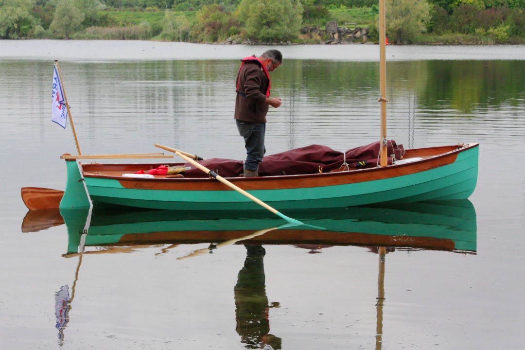 Ca y est, les deux r&eacute;servoirs de ballast sont pleins et on voit que le bateau est plus proche de sa flottaison de d&eacute;placement : on est &agrave; peu pr&egrave;s &agrave; 310 kg sur les 404 kg pr&eacute;vus pour le d&eacute;placement en charge. 