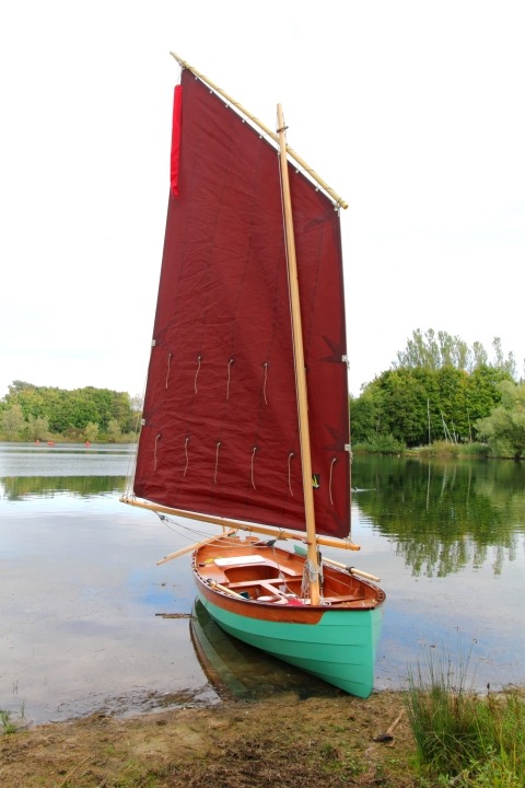 Vue g&eacute;n&eacute;rale : la misaine au tiers emprunt&eacute;e &agrave; Gandalf fait 9 m2. Pour reprendre la comparaison avec le Finn, celui-ci a une voile marconi de 10 m2 (et son poids minimum est de 116 kg non gr&eacute;&eacute;). 