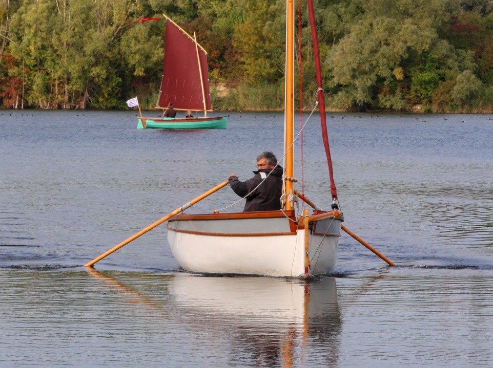 Pierre arrive avec son Pirmil "Thema", pendant que Silmaril traverse l'arri&egrave;re-plan. Apr&egrave;s un petit tour avec Ronan, c'est mon &eacute;pouse qui vient essayer le nouveau bateau. 