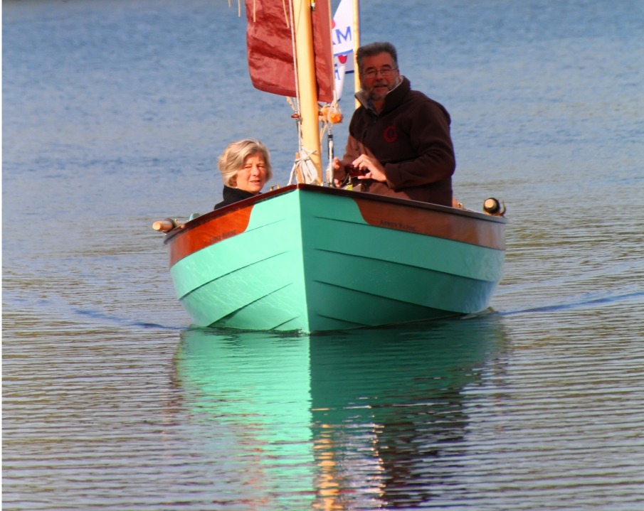 Mon &eacute;pouse a aussi &eacute;t&eacute; conquise par Silmaril, alors que sa passion pour les petits bateaux est nettement plus mod&eacute;r&eacute;e que la mienne. L'absence de clapot et donc d'embruns sur ce plan d'eau y est sans doute pour quelque chose : un bon point pour les plans d'eau int&eacute;rieurs ! Apr&egrave;s quelques essais, elle a trouv&eacute; le coin le plus abrit&eacute; du bateau, dans la petite "baignoire" &eacute;troite au pied du m&acirc;t. 