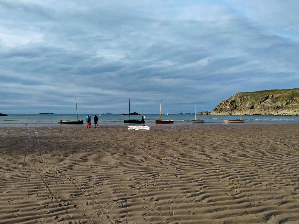 La marée est encore beaucoup trop basse quand nous nous présentons à Rothéneuf, et presque toute l'étendue du havre est découverte. Nous attendrons deux heures en accompagnant la marée montante avec nos bateaux. 