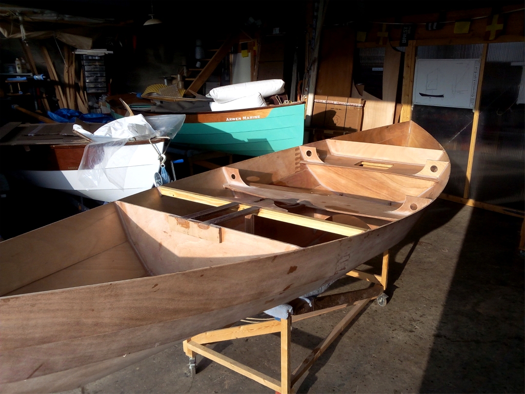 Gandalf et Silmaril se r&eacute;jouissent comme moi du retour du soleil en compagnie du petit nouveau ! Les saucisses blanches &agrave; l'avant du Silmaril sont des flottabilit&eacute;s d'Optimist que j'ai gonfl&eacute;es pour visualiser leur volume afin de positionner les pontets du Skerry Raid, au cas o&ugrave; je veuille en embarquer. La flottabilit&eacute; des caissons &eacute;tanches est largement suffisante mais il peut &ecirc;tre int&eacute;ressant d'avoir deux ou quatre de ces tubes &agrave; l'avant du cockpit afin de r&eacute;duire le volume d'eau embarqu&eacute;e, et donc &agrave; &eacute;coper, le cas &eacute;ch&eacute;ant. A raison de 70 litres par tube (gonfl&eacute; &agrave; bloc), &ccedil;a joue. Ces tubes co&ucirc;tent moins de 10 euros pi&egrave;ce et on peut les avoir dans un caisson, d&eacute;gonfl&eacute;s avec une pompe, &ccedil;a ne prend peu de place et de poids, et on ne les gonfle que si le temps est muscl&eacute; et si le volume n'est pas occup&eacute; par des sacs &eacute;tanches, qui ont un peu la m&ecirc;me fonction, en plus de stocker du bazar au sec.