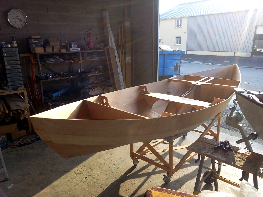 Yes, I see the light ! Ce vendredi 23 janvier de notre Seigneur, le soleil nous est revenu ! Et je peux enfin sortir pour poncer dans la lumi&egrave;re... Bon, c'est vrai qu'il fait -1&deg;C, mais je peux enfin revoir les couleurs. Pour ceux qui se demandent, le lien pointe vers un extrait du film "The Blues Brothers" de John Landis (1980), et c'est James Brown qui officie, avec le tr&egrave;s regrett&eacute; John Belushi en Jake et Dan Aykroyd en Elwood. Dans les sc&egrave;nes de pousuite du film, La Bluesmobile, une vraie voiture de police r&eacute;form&eacute;e, est r&eacute;ellement conduite &agrave; 190 km/h sous les voies du m&eacute;tro "L" de Chicago, et au total 103 voitures sont d&eacute;truites dans le film, un record pour l'&eacute;poque. Ce film a &eacute;t&eacute; recommand&eacute; en 2010 par le journal du Vatican 'L'Osservatore Romano' comme "classique catholique". Et en plus vous avez les sous-titres en finlandais (?) dans cet extrait, bande de petits veinards ! Si vous n'allez pas le (re)voir ce soir, vous &ecirc;tes sans espoir... 