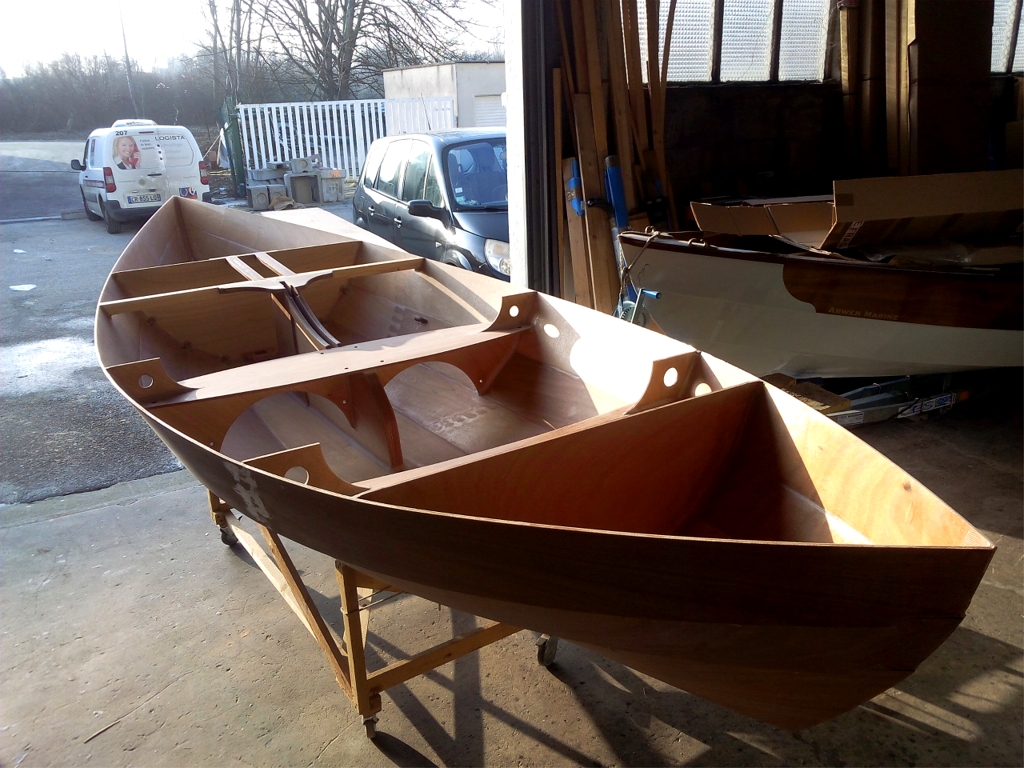 Une derni&egrave;re photo apr&egrave;s le pon&ccedil;age et le d&eacute;poussi&egrave;rage &agrave; l'aspirateur et au chiffon humide, avant de rentrer le Skerry Raid pour le chauffer avant de passer la couche d'&eacute;poxy. 