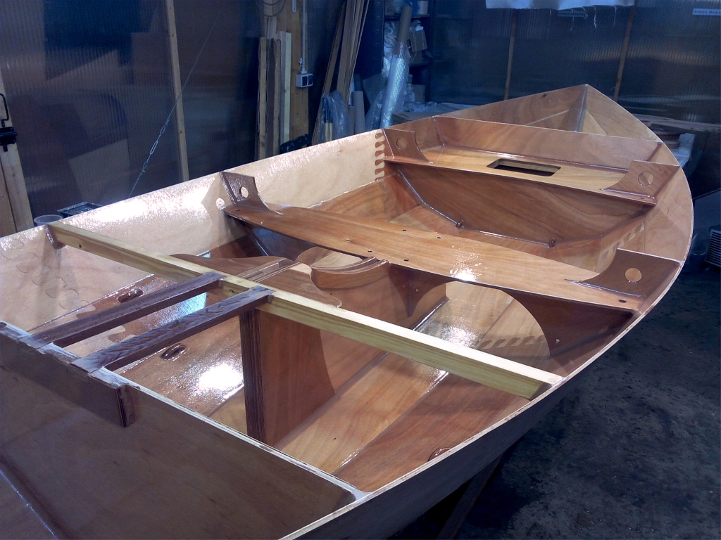 Je devrai encore poncer cette derni&egrave;re couche, tr&egrave;s fin, avant de faire le vernis. Je poncerai bien s&ucirc;r avant de ponter, et je me demande si je ne vais pas aussi faire le vernis avant de ponter, pendant que j'ai facilement acc&egrave;s &agrave; toute la surface int&eacute;rieure. 