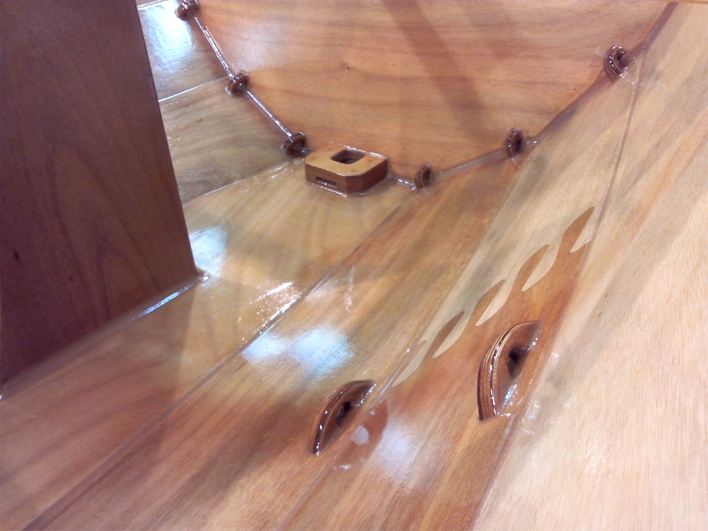 Tous ces pontets donneront suffisamment de choix de points et d'angles de tire pour amarrer les sacs &eacute;tanches avec le mat&eacute;riel de camping, les flottabilit&eacute;s gonflables, les bidons de ballast, la chariot de mise &agrave; l'eau, le barbecue, etc. 