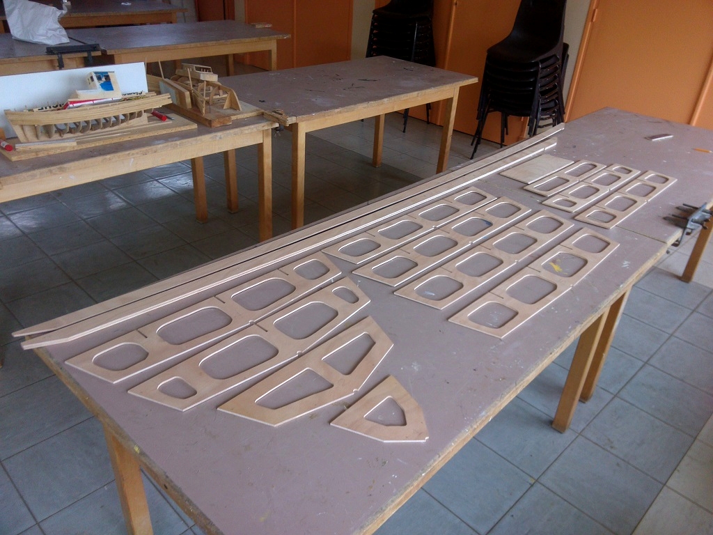 Yohan nous envoie les 7 photos suivantes, il s'agit de la construction d'une planche de SUP (Stand Up Paddle) Kaholo 14 qu'il construit &agrave; partir des plans. Ici, voici les 11 couples ajour&eacute;s et le tableau arri&egrave;re, et les &eacute;l&eacute;ments fins et longs au-dessus sont les raidisseurs qui viendront renforcer le pont (le dessus de la planche) par en-dessous. 