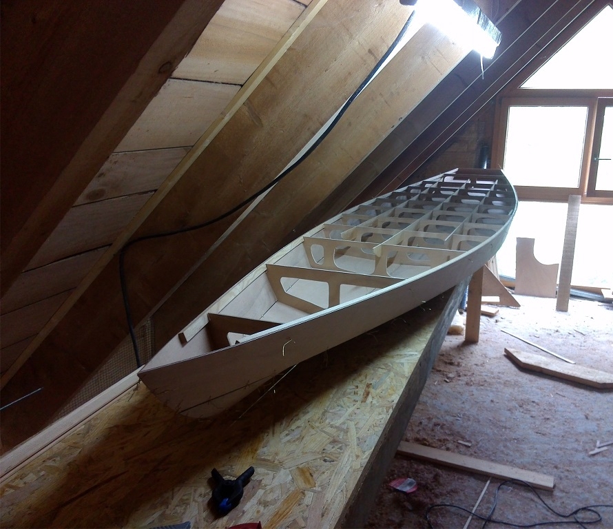 Couture termin&eacute;e : rien n'est encore coll&eacute; mais la forme de la planche est d&eacute;finie. Le pont sera ensuite coll&eacute; sur le chant des couples, des raidisseurs et des serres. 