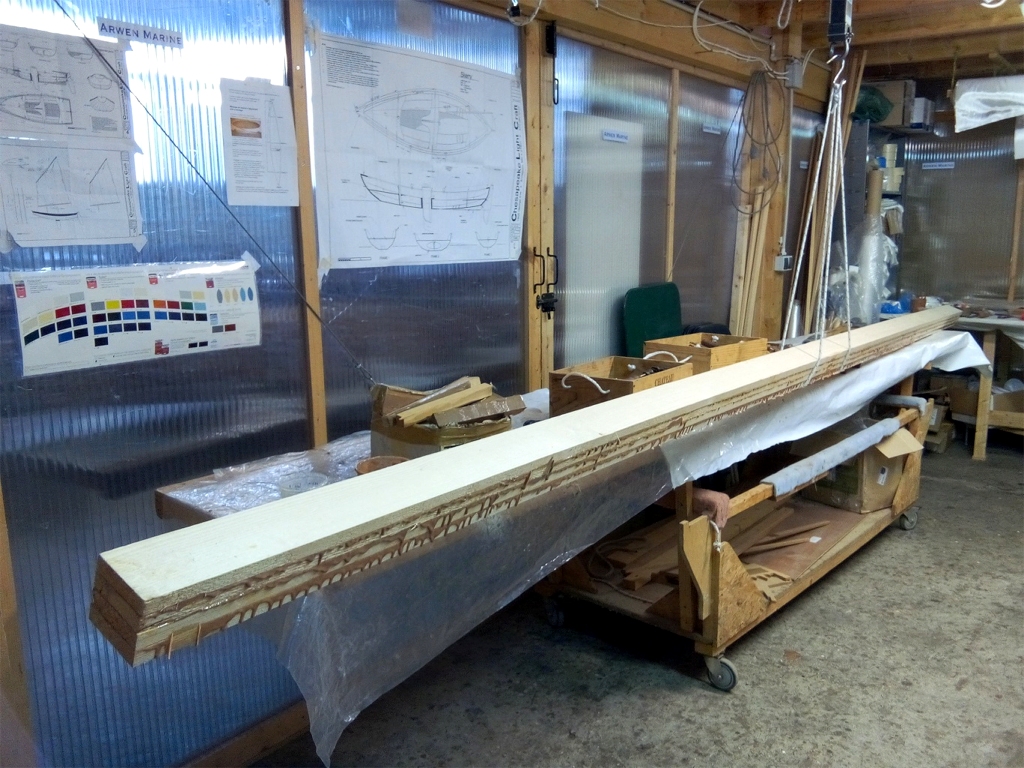 Je p&egrave;se le m&acirc;t d'An Treizh : 17 kg brut de collage pour 4.80 m de long, une belle allumette ! 