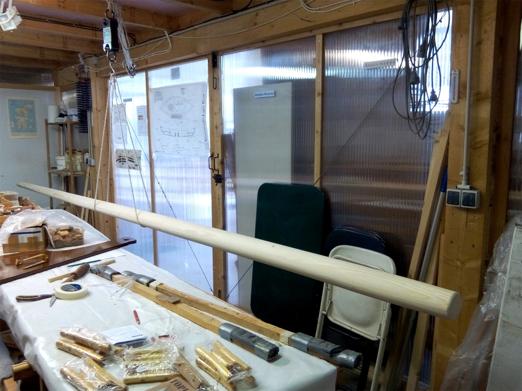 Je p&egrave;se le m&acirc;t d'An Treizh termin&eacute; (il lui reste &agrave; recevoir ses deux couches d'&eacute;poxy) : on est descendu de 17 kg &agrave; 9.5 kg ! 