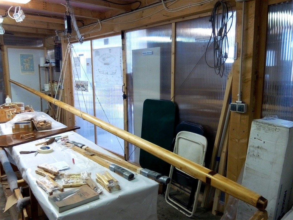 Dans la foul&eacute;e, je p&egrave;se le m&acirc;t de Gandalf, plus long de 55 cm et plus fin, et ainsi plus l&eacute;ger d'un kilo. Je l'ai ponc&eacute; et j'ai repass&eacute; dessus deux couches d'&eacute;poxy. J'ai aussi chang&eacute; 3 de ses 4 cales de pied qui &eacute;taient ab&icirc;m&eacute;es. 