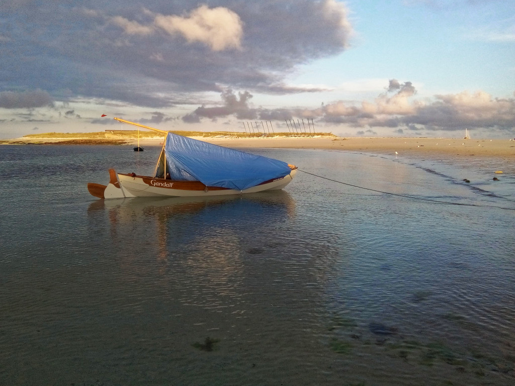 J'ai préparé Gandalf pour la nuit. En plus des fêtards bruyants, la marée haute va couvrir le sillon entre l'Ile St-Nicolas et Bananec (lïlot derrière les catamarans), ce qui laissera passer pendant une heure un petit clapot travers au vent qui va me faire rouler au à mettre les listons dans l'eau (enfin, vu de ma position couchée). Conclusion : échouer ou être vraiment très abrité pour dormir à bord (et choisir une île déserte)... 