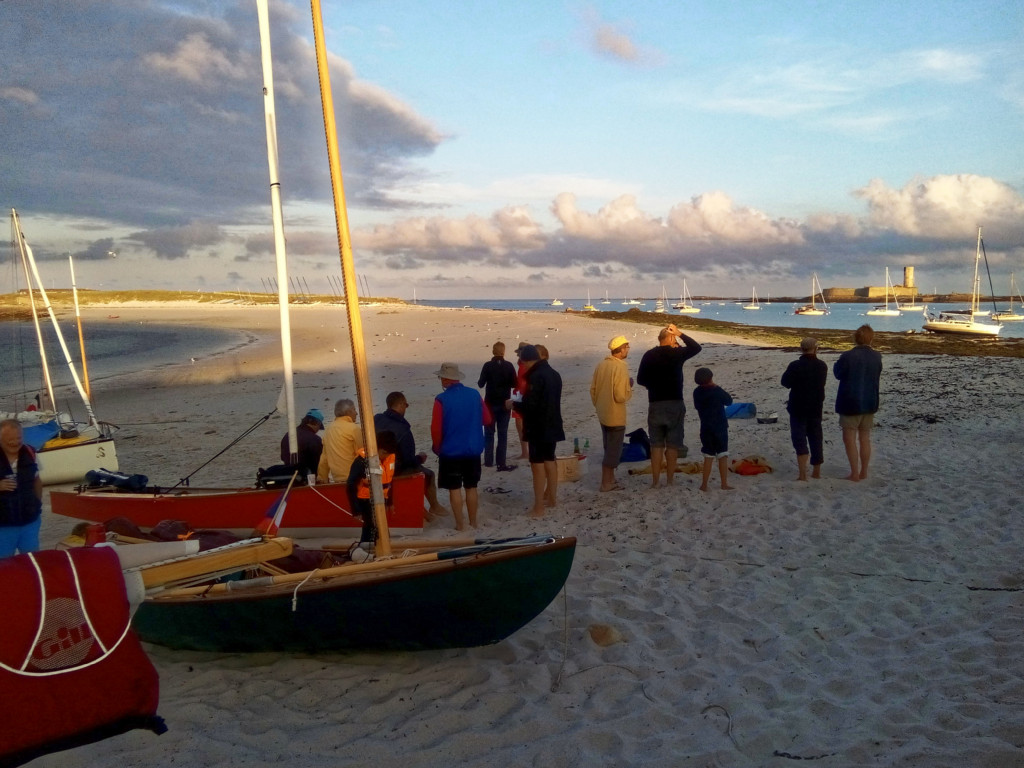 Nous nous installons pour la nuit sur la plage côté est : mauvaise pioche car des fêtards chanteurs vont nous empêcher de dormir jusqu'à 3 h du matin. 