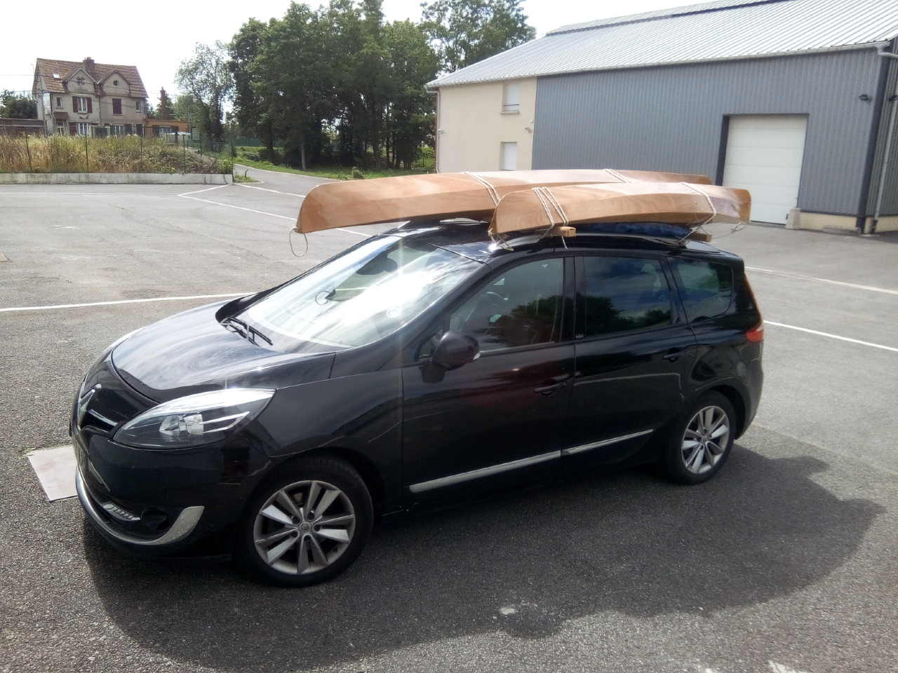 J'ai chargé duex Wood Duck sur la nouvelle Arwen Mobile : un Wood Duckling, kayak pour enfant jusqu'à 45 kg, et un Wood Duck 12 qui accepte une charge de 160 kg. Car c'est le moment de partir pour deux semaines de vacances en Bretagne ! 